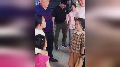 小孩吵架父亲吃瓜视频,这是亲生的吗？