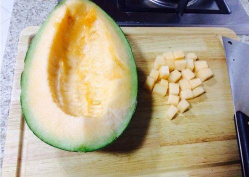 骆驼吃哈密瓜视频,骆驼品尝哈密瓜的趣味瞬间