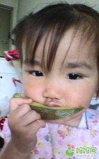 小孩子吃哈密瓜视频,亲子共享哈密瓜美味瞬间